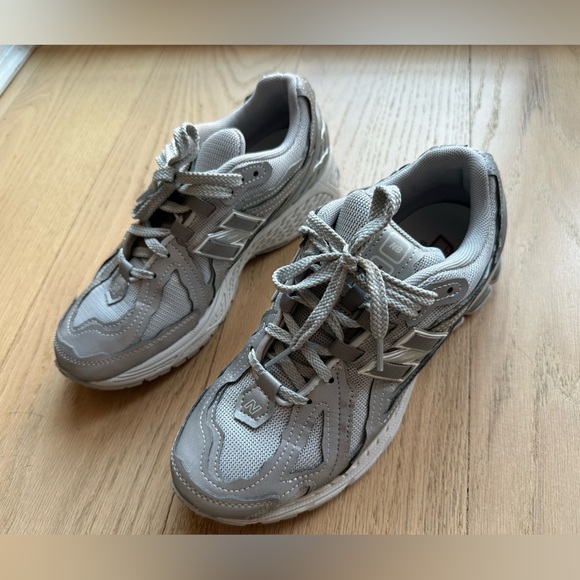 New Balance 1906D “PROTECTION PACK - SILVER
METALLIC" gray sneakers, size 6.5 - Picture 3 of 12